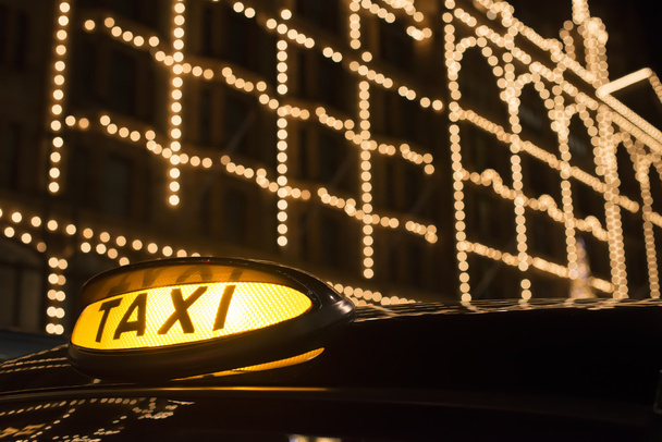 ταξί στο Λονδίνο μπροστά από ένα εμπορικό κέντρο - Φωτογραφία, εικόνα