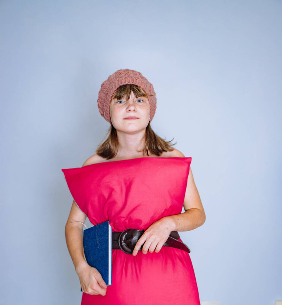 枕のドレスを着た女の子のスタジオ写真枕の挑戦コヴィド・フラッシュ・モブ - 写真・画像