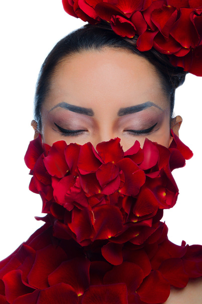 Face and neck girl covered with petals - Photo, image