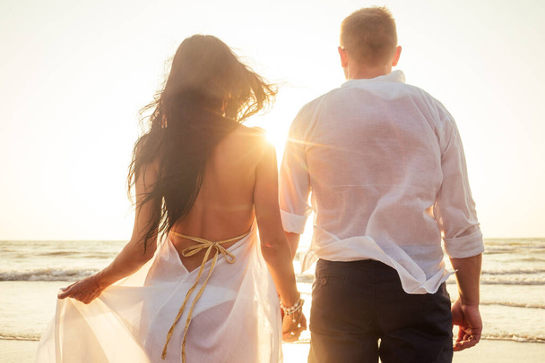 Διακοπές ζευγάρι με τα πόδια στην παραλία μαζί ερωτευμένοι στο ηλιοβασίλεμα goa - Φωτογραφία, εικόνα