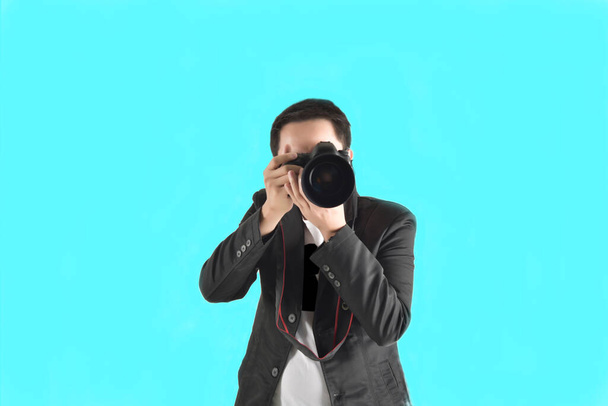 new generation of young Asian photographers are filming advertisements for the company. In a separate studio on a white background, the online photo business concept is popular today. - Foto, afbeelding