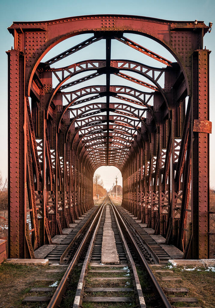 古い金属製鉄道橋の対称性 - 写真・画像