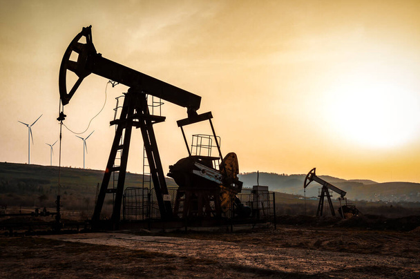 silhouette di lavorazione petrolio, pompe olio al tramonto - Foto, immagini
