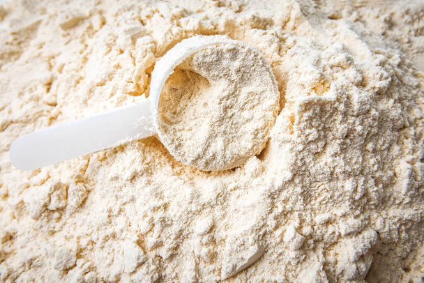 plastic spoon scoop in vanilla whey protein powder - Foto, immagini