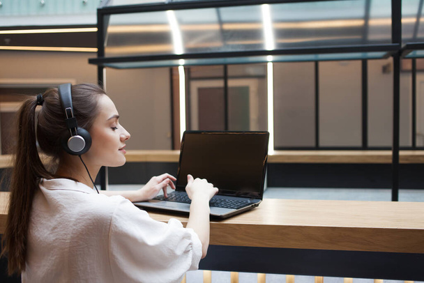 Online interview, business or personal conversation online, concept. Young attractive woman in headphones - Foto, Imagem