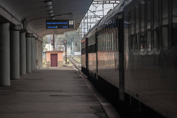 Orta Avrupa tren istasyonunda kalkışa hazır bir yolcu treniyle boş bir tren istasyonu. - Fotoğraf, Görsel