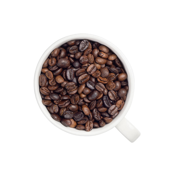 Zbliżenie i widok z góry palone ziarna kawy w białej filiżance kawy izolowane na białym tle. - Zdjęcie, obraz