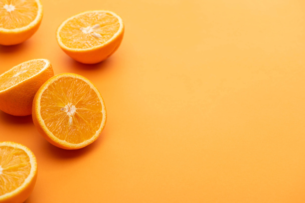 érett finom vágott narancs színes háttér - Fotó, kép