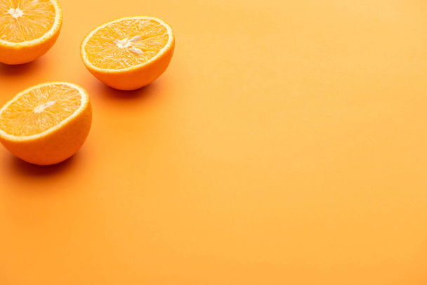 reife köstliche geschnittene Orangen auf buntem Hintergrund - Foto, Bild