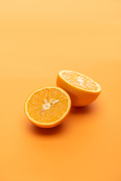 madura jugosas mitades de naranja sobre fondo colorido
 - Foto, Imagen