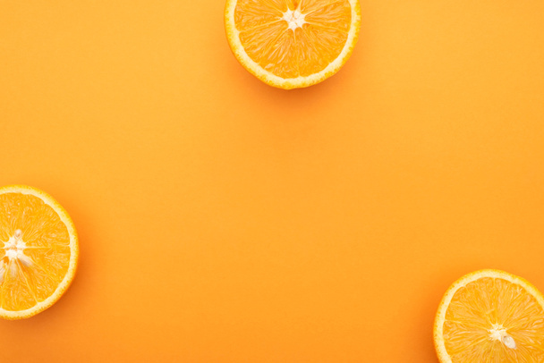 felső nézet lédús narancs szeletek színes háttér - Fotó, kép