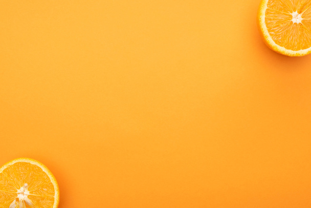 vista superior de jugosas rebanadas de naranja sobre un fondo colorido
 - Foto, Imagen