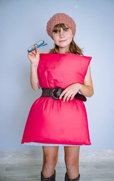 φωτογραφία στούντιο ενός κοριτσιού σε μαξιλάρι φόρεμα, πρόκληση μαξιλάρι, covid flash mob - Φωτογραφία, εικόνα