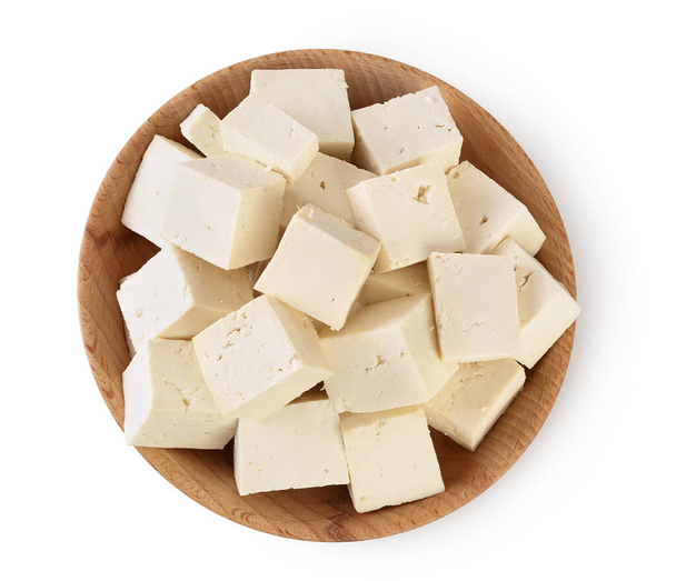 queso de tofu en cuenco de madera aislado sobre fondo blanco con camino de recorte y profundidad completa de campo, Vista superior. Puesta plana
 - Foto, Imagen