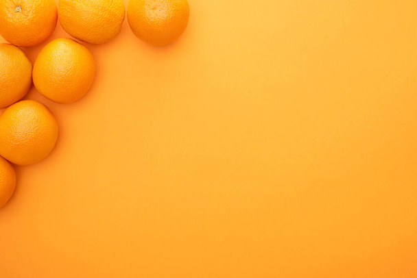 vista superior de laranjas inteiras suculentas maduras em fundo colorido com espaço de cópia
 - Foto, Imagem