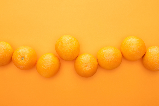 vista superior de naranjas enteras jugosas maduras sobre fondo colorido con espacio de copia
 - Foto, Imagen