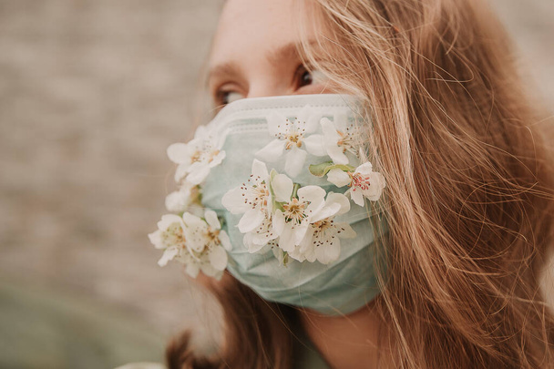 girl in mask with flowers - Foto, Imagem