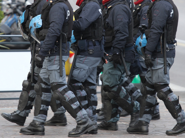 Policajti se dělí s blackjack a Blackjacku během nepokojů - Fotografie, Obrázek