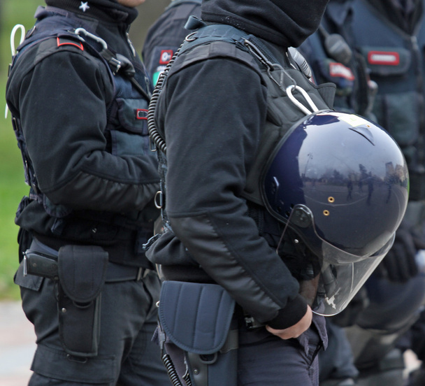 Verstärkter Schutzhelm für Polizisten bei Ausschreitungen - Foto, Bild