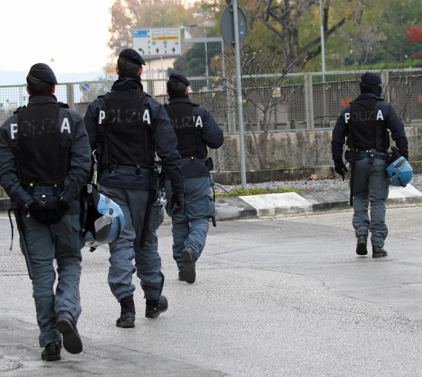 devriye polisi şehrin sokaklarında devriye sırasında - Foto, afbeelding