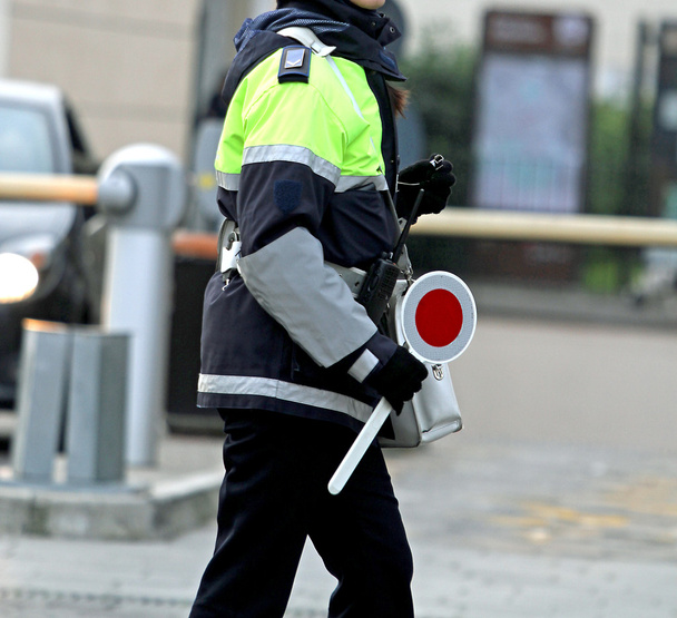 policial com o remo enquanto dirige o tráfego
 - Foto, Imagem
