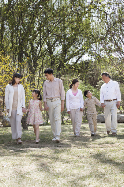 Perhe menossa kävelylle keväisin
 - Valokuva, kuva
