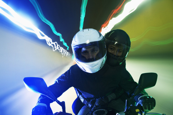 Couple en moto la nuit
 - Photo, image