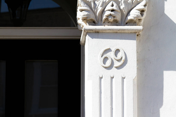 Maison numéro 69 sur une colonne ou un pilier blanc
 - Photo, image