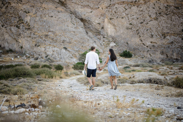 joven pareja caminando en las montañas - Foto, Imagen