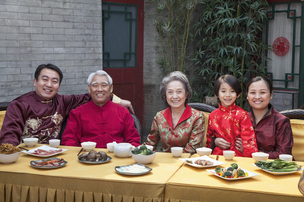 Familia disfrutando de comida china
 - Foto, imagen