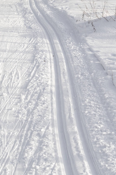 Piste de ski dans la neige, hiver nature
. - Photo, image