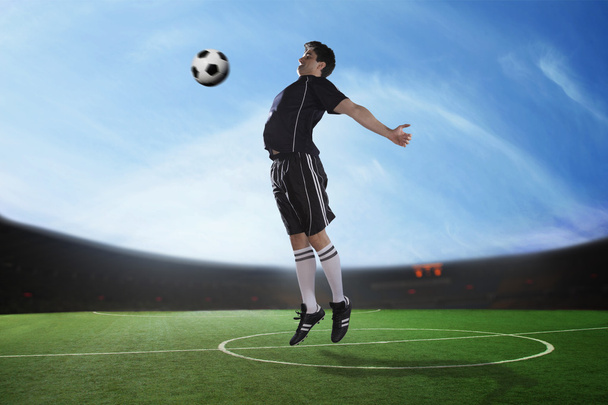 Jogador de futebol batendo a bola
 - Foto, Imagem