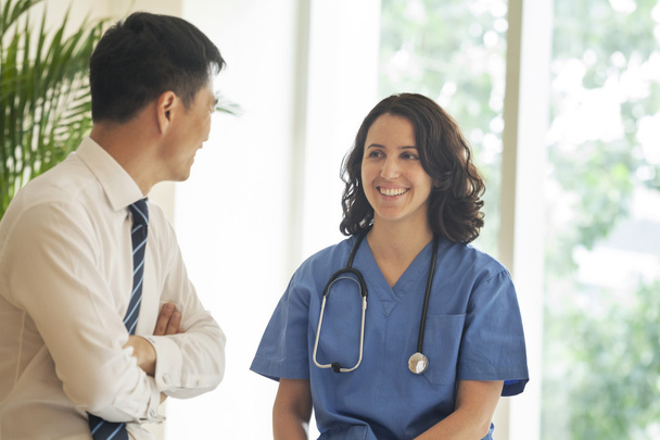 Krankenschwester und Patient im Gespräch - Foto, Bild