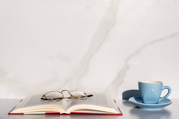 šálek kávy a knihu s brýlemi - Fotografie, Obrázek