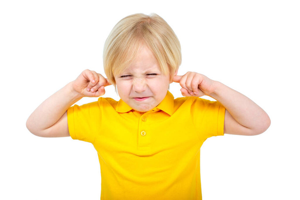 Niño molesto cubre sus oídos con los dedos
 - Foto, imagen