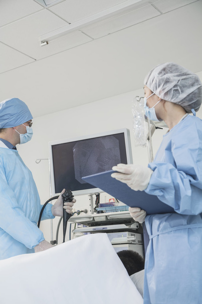 Cirujanos preparándose para la cirugía
 - Foto, imagen