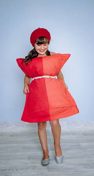 枕のドレスを着た女の子のスタジオ写真枕の挑戦コヴィド・フラッシュ・モブ - 写真・画像