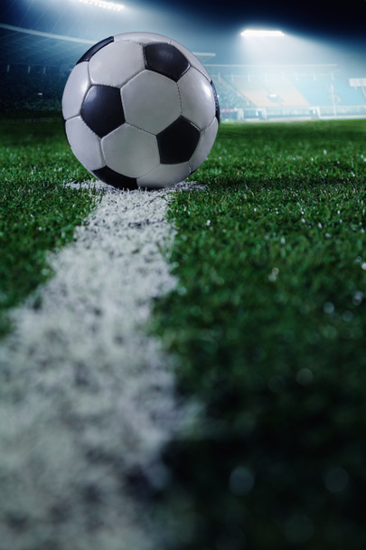 サッカー ボールとライン - 写真・画像
