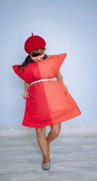 studio zdjęcie dziewczyny w sukience poduszki, wyzwanie poduszki, covid flash mob - Zdjęcie, obraz