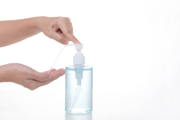 Οι γυναίκες πλένουν τα χέρια με μπουκάλι αντλία αλκοόλ τζελ ή αντιβακτηριακό σαπούνι απολυμαντικό, την πρόληψη της εξάπλωσης των μικροβίων και των βακτηρίων και την αποφυγή λοιμώξεων του ιού του στέμματος (COVID-19). - Φωτογραφία, εικόνα