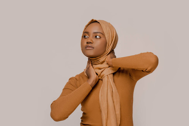 伝統的なヒジャーブを身に着けているイスラム教徒の女性の美しいアフリカの民族、伝統的な東アラビア語イスラム教の宗教服。白いスタジオを背景に。人々と宗教。自信を持って賢いイスラム教徒の女性 - 写真・画像