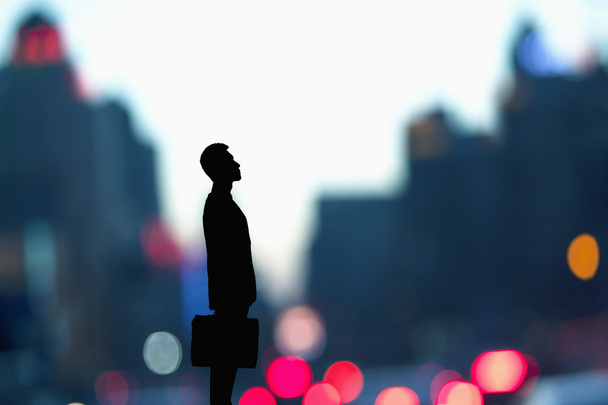 Silhouette d'homme d'affaires tenant une mallette
 - Photo, image
