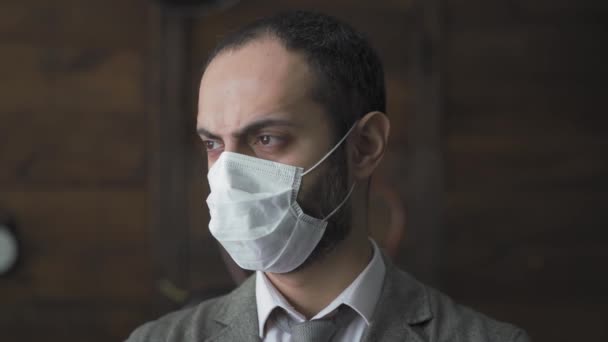 Confident businessman in pollution mask wearing a suit and tie in the office - Séquence, vidéo