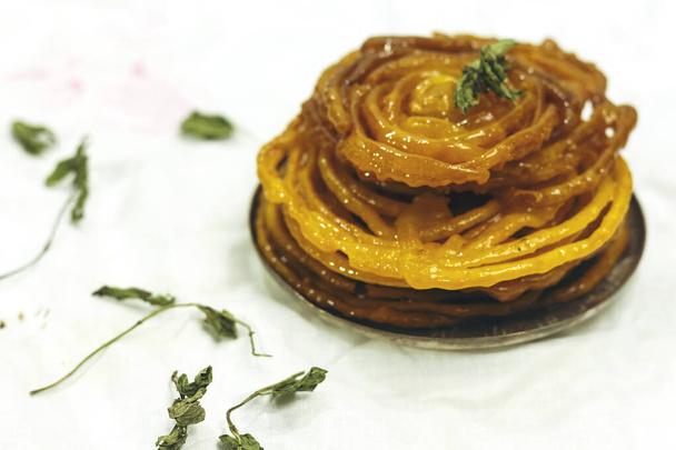 Αλγερία γλυκιά τροφή που ονομάζεται zlabi, στην Ινδή ονομάζεται Jalebi, παρασκευάζεται με αλεύρι και γιαούρτι και μέλι και άλλα συστατικά - Φωτογραφία, εικόνα