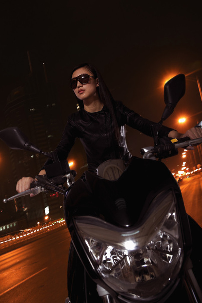 gece kadın sürme motosiklet - Fotoğraf, Görsel