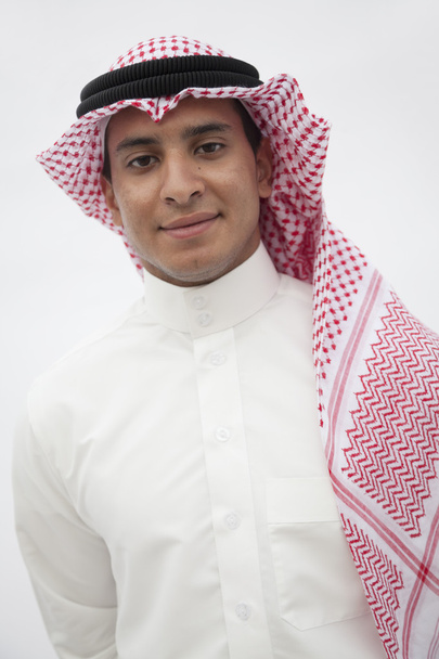 Adolescente con ropa árabe tradicional
 - Foto, imagen