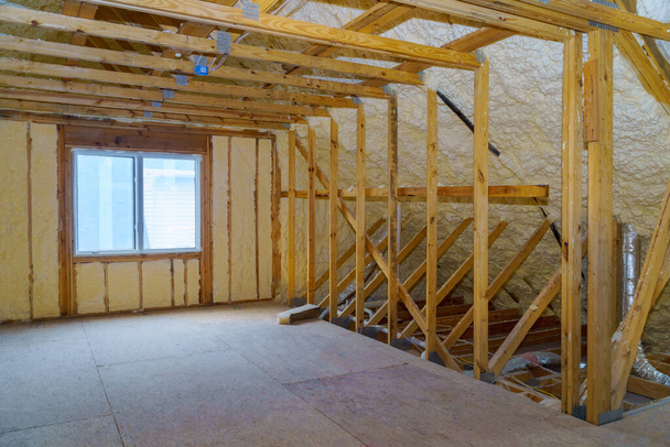 工事中の未完成のプロセス中の断熱フレームの家のための屋根裏 - 写真・画像