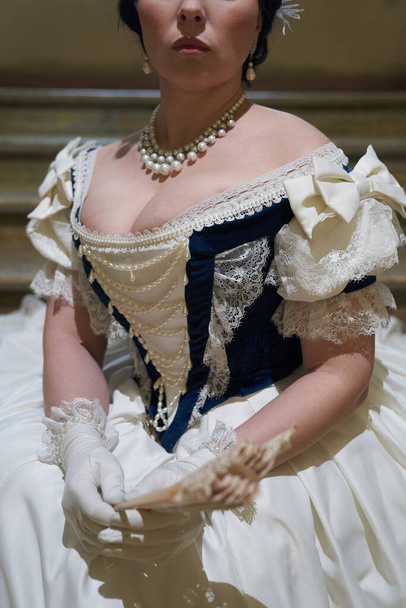 Όμορφο κορίτσι, σε ρομαντικό φόρεμα, ρετρό στυλ.Άποψη του ντεκολτέ. Ιστορική ανακατασκευή                                - Φωτογραφία, εικόνα