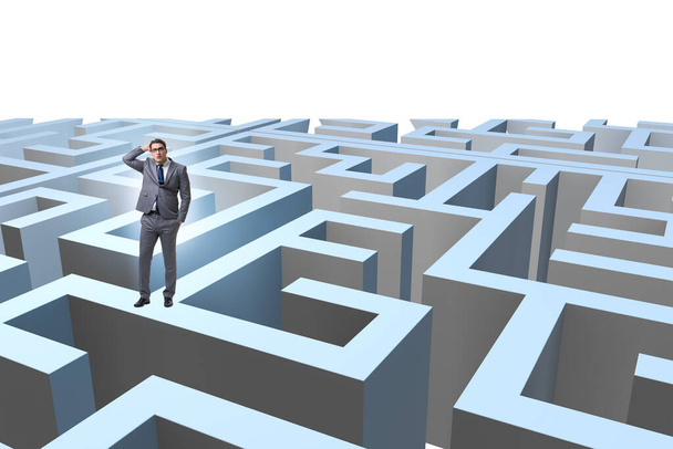 Homme d'affaires essayant de s'échapper du labyrinthe - Photo, image