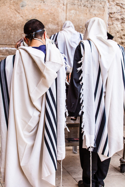西部の壁エルサレムで祈りのユダヤ人. - 写真・画像